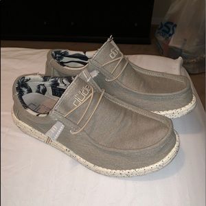 HEY DUDE WALLY STRETCH SIZE 10 BEIGE